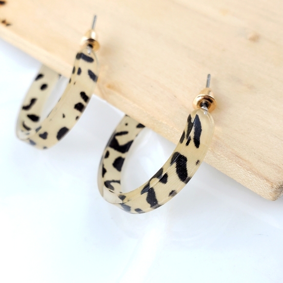 💫5/$25 Clear Leopard Earrings - Picture 2 of 6